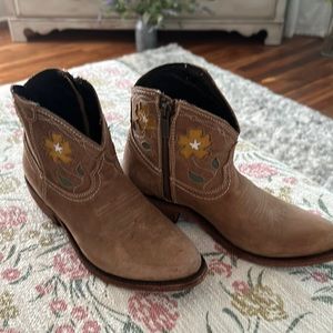 Super cute boho ankle cowgirl boots